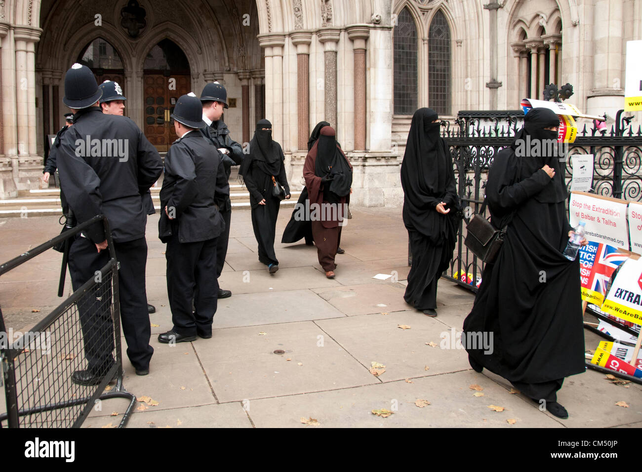 London, UK. 10.05.70. Frauen in Nicabs lassen das Gericht als Anjem Choudary und seiner islamistischen-Anhänger protestieren gegen die Auslieferung von Abu Hamza an den königlichen Gerichten Gerechtigkeit Kredit: Pete Maclaine / Alamy Live News Stockfoto