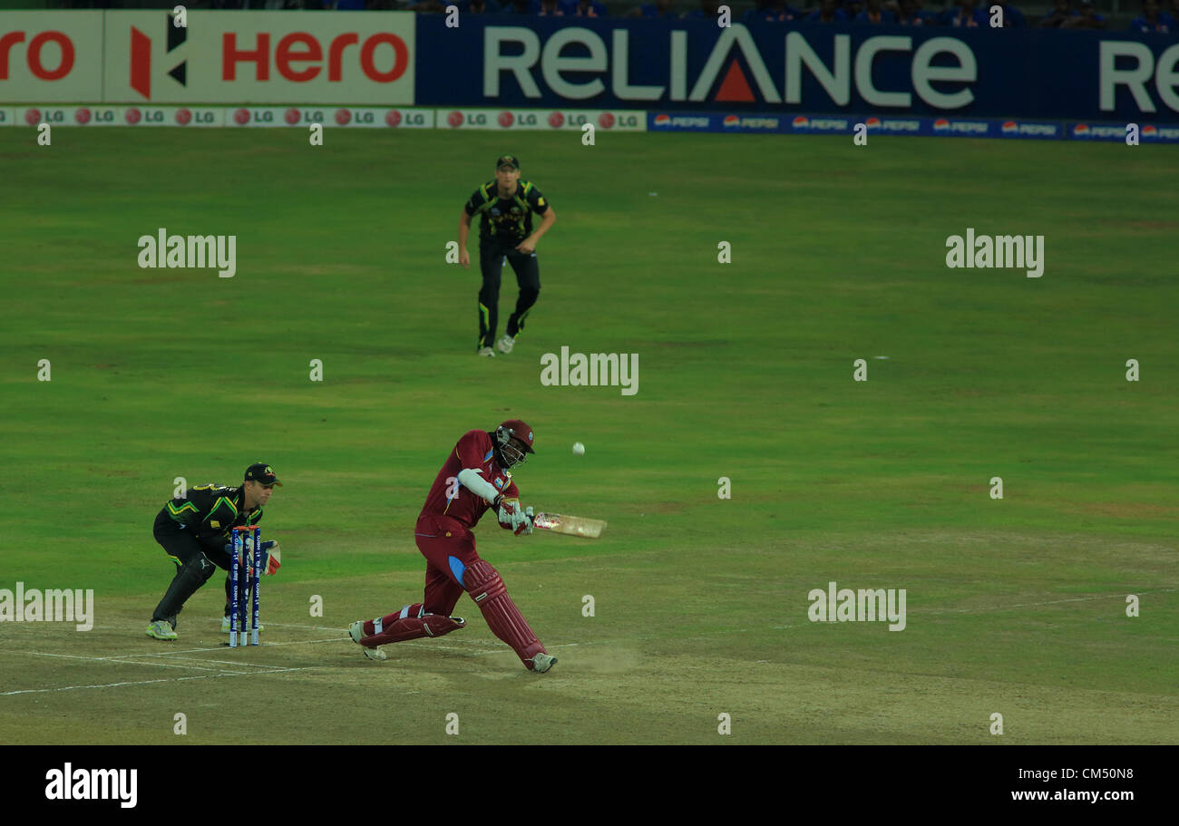 Colombo, Sri Lanka. 5. Oktober 2012. West Indies Schlagmann Chris Gayle schlagen sechs in ICC T20 Cricket World Cup 2012 Stockfoto