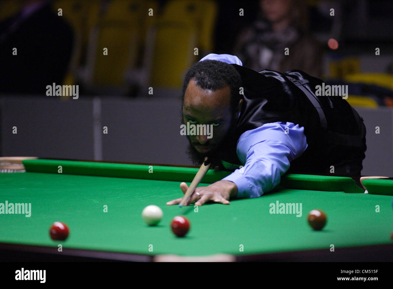 Gdynia, Polen 5. Oktober 2012 Snooker Spieler Tour Championship Gdynia Open 2012 einen Teil der European Tour Snooker. Rory McLeod schlägt den Ball während des Spiels gegen Ken Doherty Stockfoto