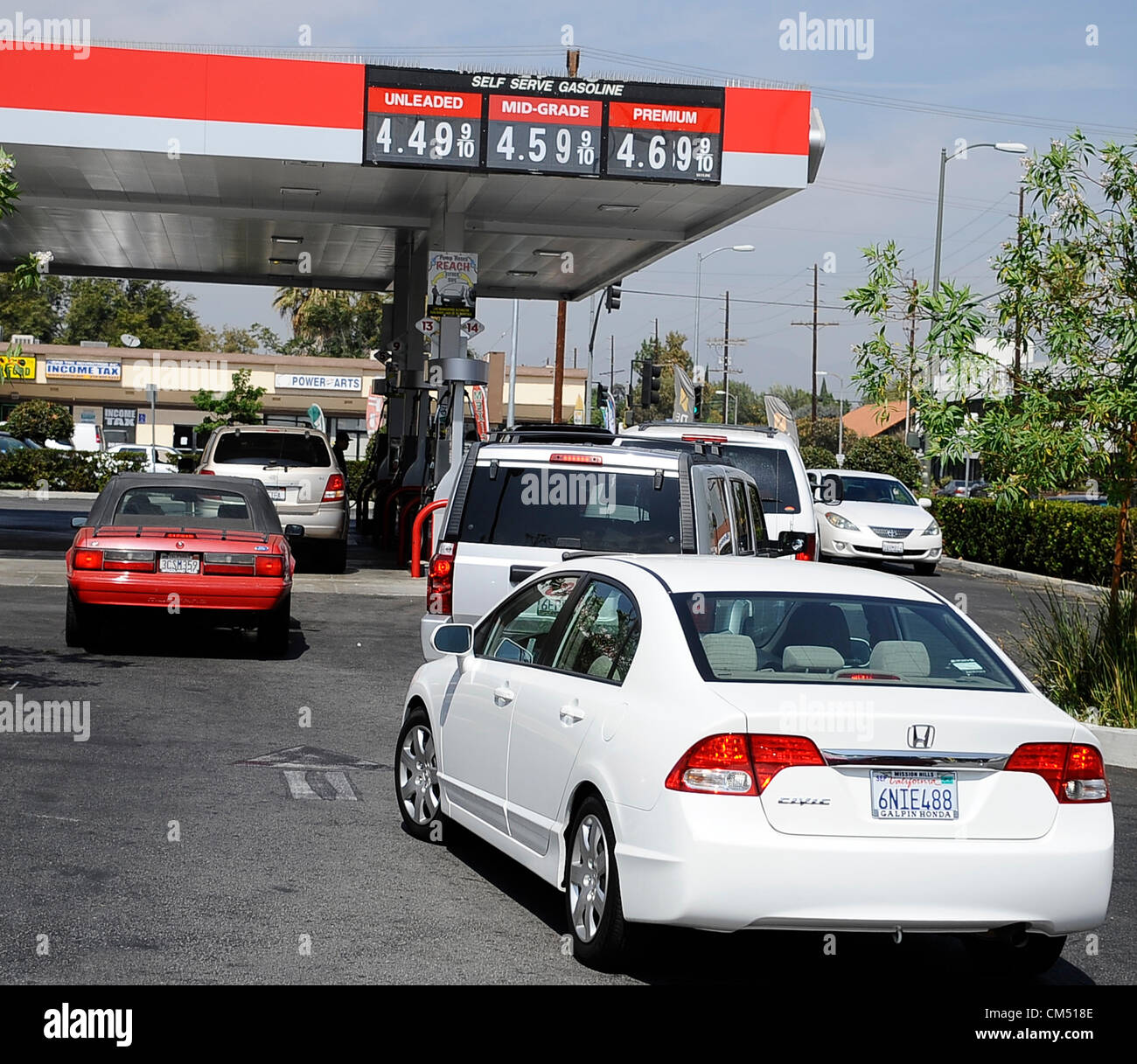 Okt 5,2012. Van Nuys CA. Treiber verursachen einen Stau an einer Tankstelle Food 4 Less in Van Nuys Kalifornien, als Brei Geld zu speichern, wie sie auf Kraftstoff Freitag. Heute wachte Kalifornier zu einem Schock Freitag als Übernachtung Benzinpreise sprang durch so viel wie 20 Cent pro Gallone in einigen Bereichen endet eine Woche der steigenden Kosten, die einige sahen schließen Stationen und andere Rekordpreise verlangen... Der durchschnittliche Preis für reguläre Gas quer durch den Staat war fast 4,49 $ pro Gallone, die höchste in der Nation, AAA tägliche Tankanzeige Bericht zufolge... In Südkalifornien sprang der Preis 20 Cent pro Gallone über Nacht auf $4 Stockfoto