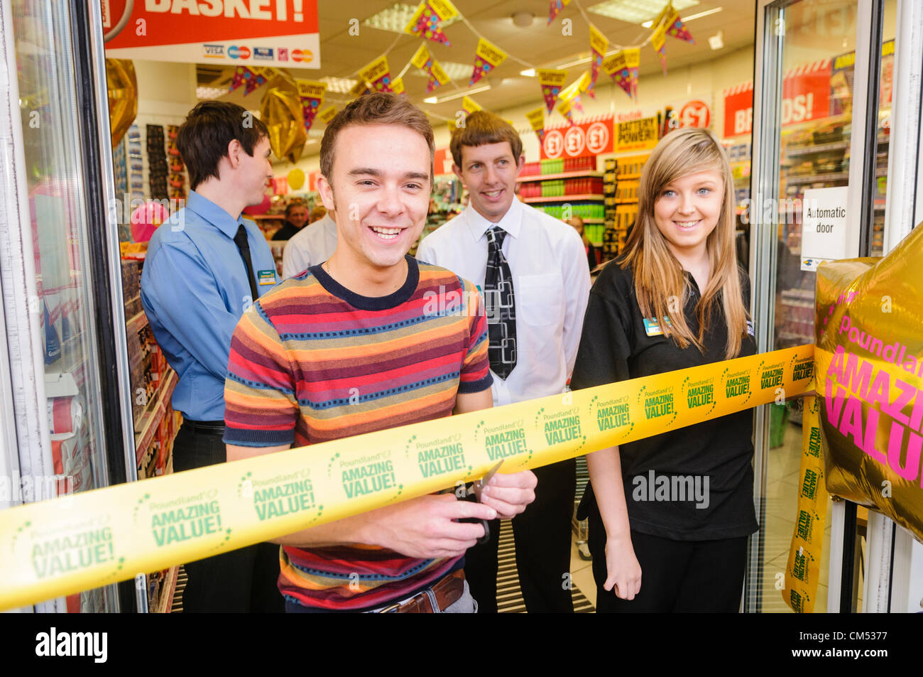 Hennef, County Antrim. 10.06.2012 - eröffnet Jack P. Shepherd, alias David Platt in der Seifenoper Coronation Street, der neue Poundland Store. Bildnachweis: Stephen Barnes / Alamy Live News Stockfoto