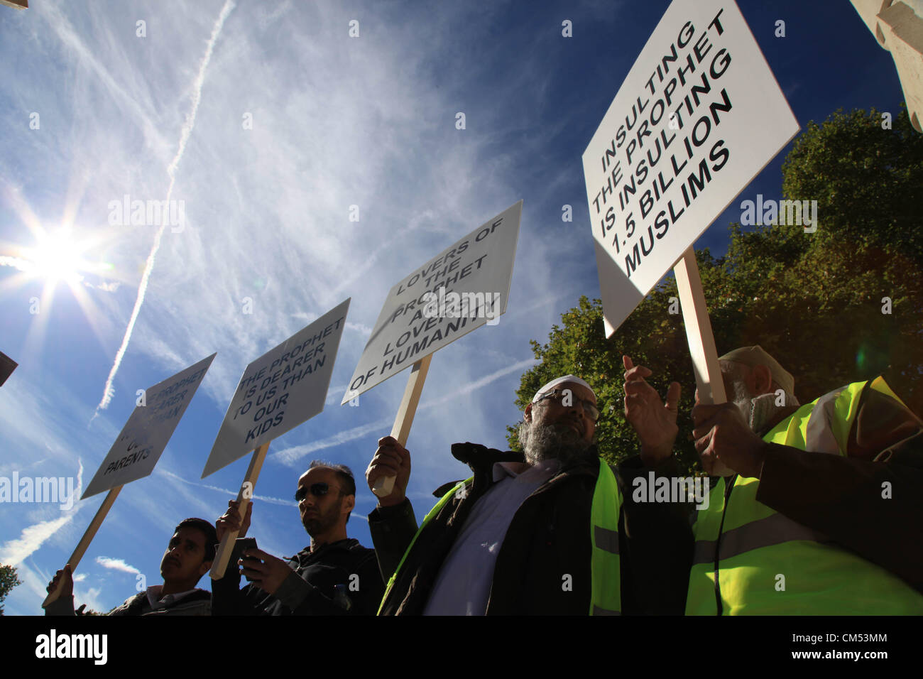 London, UK. 6. Oktober fand eine Kundgebung gegenüber dem House Of Lords durch eine große Anzahl von Muslimen als Folge der jüngsten umstrittenen Film in den USA über den Islam. Mehr als tausend Menschen versammelten sich in Old Palace Yard, wo eine Kundgebung mit Gesängen und reden abgehalten wurde. Bildnachweis: Nelson Pereira / Alamy Live News Stockfoto