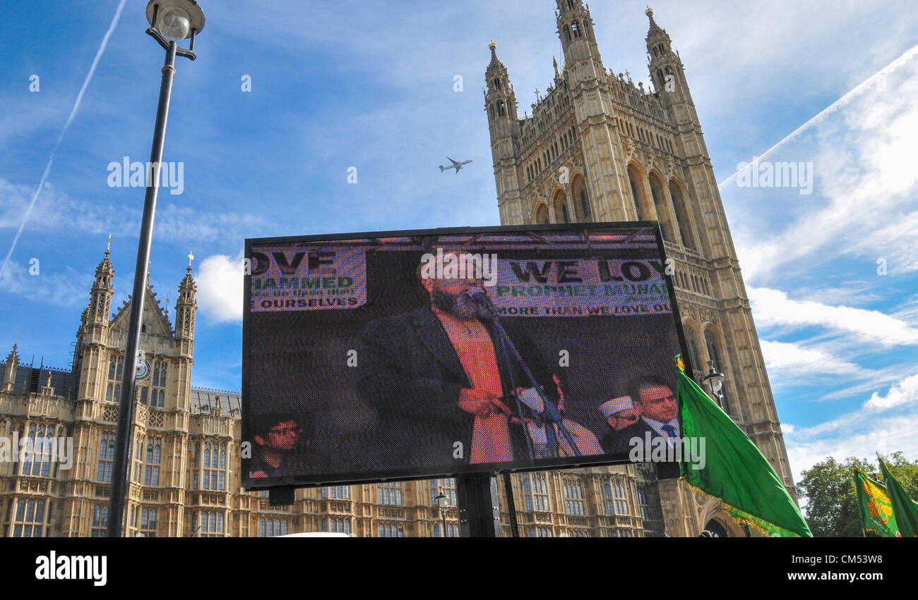 Westminster, London, UK. 6. Oktober 2012. Einen großen Bildschirm außerhalb des Parlaments.  Außerhalb des Parlaments in Westminster aus Protest gegen den Film "Die Unschuld der Muslime", angeordnet, um über den Film zu zeigen, die als beleidigend über den Propheten Mohammed zu sehen ist. Bildnachweis: Matthew Chattle / Alamy Live News Stockfoto