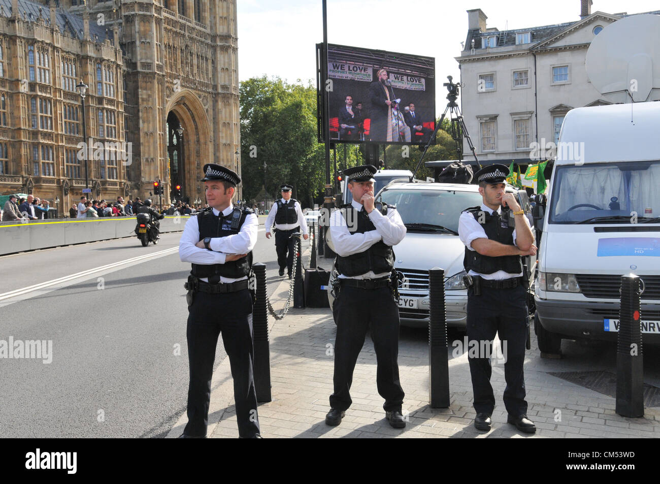 Westminster, London, UK. 6. Oktober 2012. Drei Polizisten bei der Protest in der Nähe von Parlament. Außerhalb des Parlaments in Westminster aus Protest gegen den Film "Die Unschuld der Muslime", angeordnet, um über den Film zu zeigen, die als beleidigend über den Propheten Mohammed zu sehen ist. Bildnachweis: Matthew Chattle / Alamy Live News Stockfoto