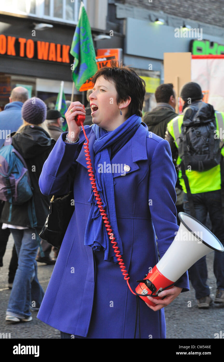 Glasgow, Schottland, Großbritannien. Samstag, den 6. Oktober. EIS Lehre Mitglieder März durch das Stadtzentrum von Glasgow aus Protest gegen die geplanten Kürzungen bei der Weiterbildung Hochschulen. Stockfoto