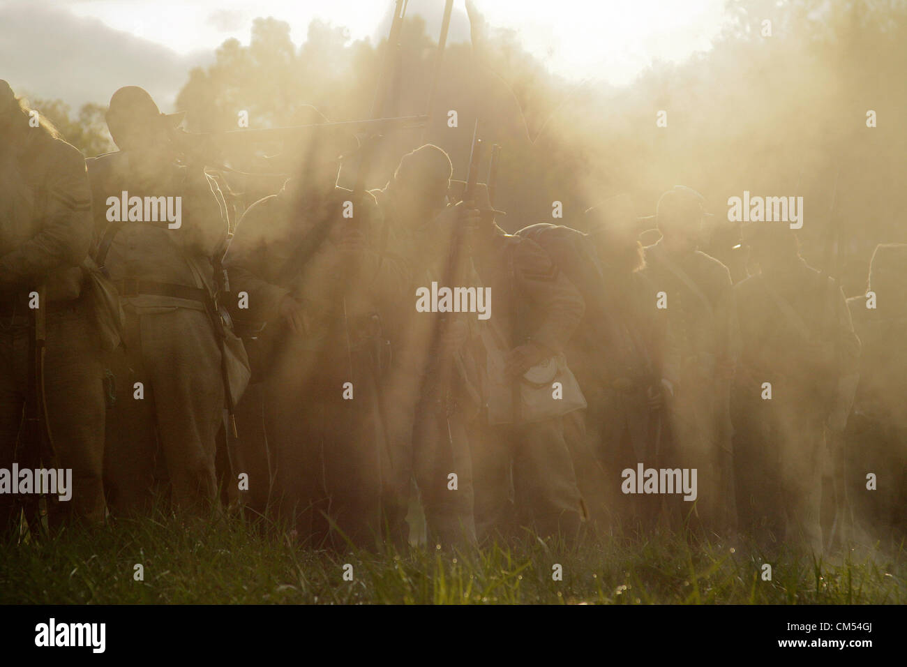 6. Oktober 2012 laden - Perryville, Kentucky, USA - konföderierten Soldaten ihre Gewehre während Sonnenaufgang Reenactment Donelson Angriff, Teil eines Wochenendes der Veranstaltungen zum Gedenken an den 150. Jahrestag der Schlacht von Perryville. (Bild Kredit: Kredit: David Stephenson/ZUMAPRESS.com)/ Alamy Live-Nachrichten Stockfoto