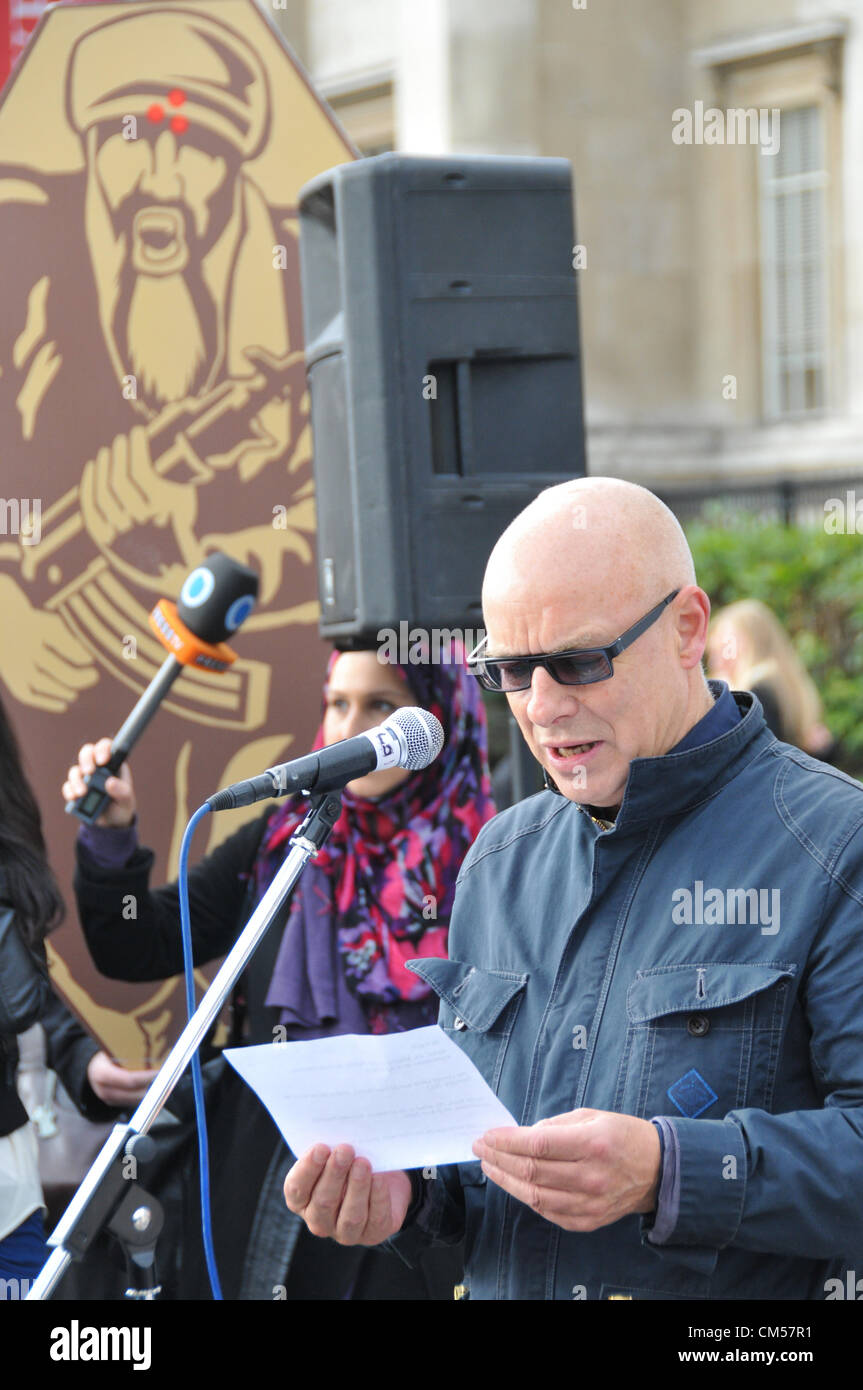Trafalgar Square, London, UK. 7. Oktober 2012. Brian Eno spricht bei der Zeremonie. Die "Naming of the Dead" Verleihung am Trafalgar Square anlässlich der 11. Jahrestag des Beginns des Afghanistan-Krieges. Stockfoto