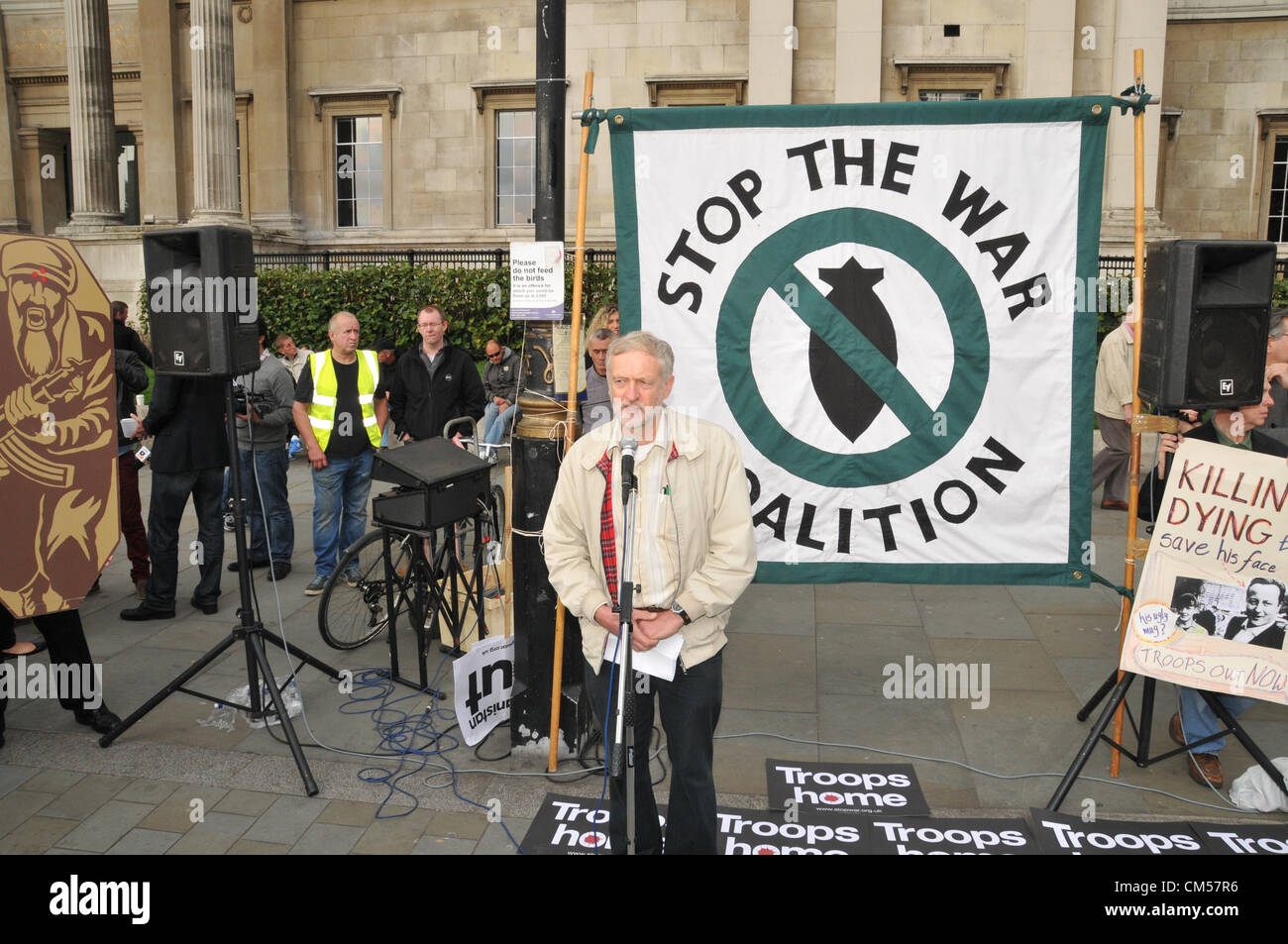 Trafalgar Square, London, UK. 7. Oktober 2012. Jeremy Corbyn spricht bei der Zeremonie. Die "Naming of the Dead" Verleihung am Trafalgar Square anlässlich der 11. Jahrestag des Beginns des Afghanistan-Krieges. Stockfoto