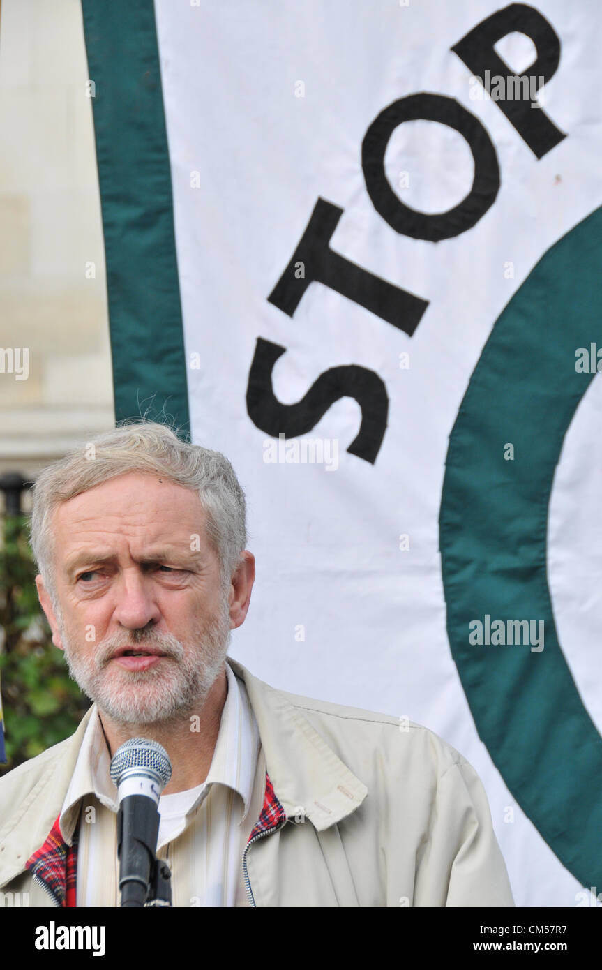 Trafalgar Square, London, UK. 7. Oktober 2012. Jeremy Corbyn spricht bei der Zeremonie. Die "Naming of the Dead" Verleihung am Trafalgar Square anlässlich der 11. Jahrestag des Beginns des Afghanistan-Krieges. Stockfoto