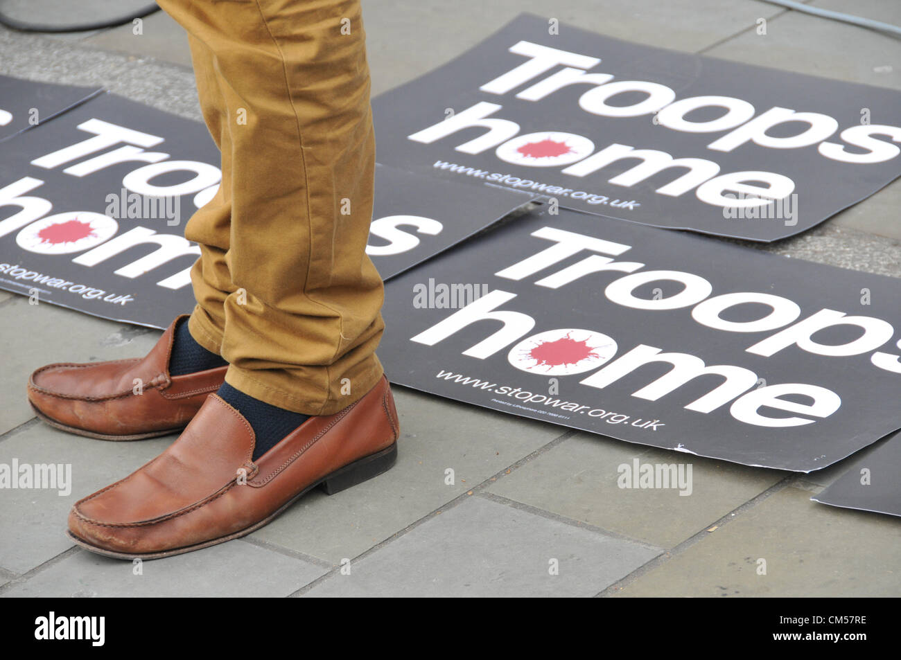 Trafalgar Square, London, UK. 7. Oktober 2012. Banner bei der Zeremonie. Die "Naming of the Dead" Verleihung am Trafalgar Square anlässlich der 11. Jahrestag des Beginns des Afghanistan-Krieges. Stockfoto