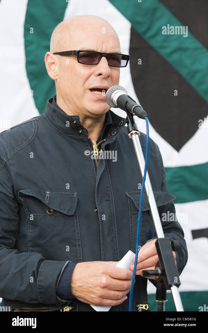 Trafalgar Square, London, UK, Sonntag, 7. Oktober 2012. Musiker Brian Eno. "Stop the War Koalition" hält eine "Toten" Zeremonie auf den 11. Jahrestag des Beginns des Afghanistan-Konflikts und fordert die Regierung auf die Truppen nach Hause zu bringen. Stockfoto