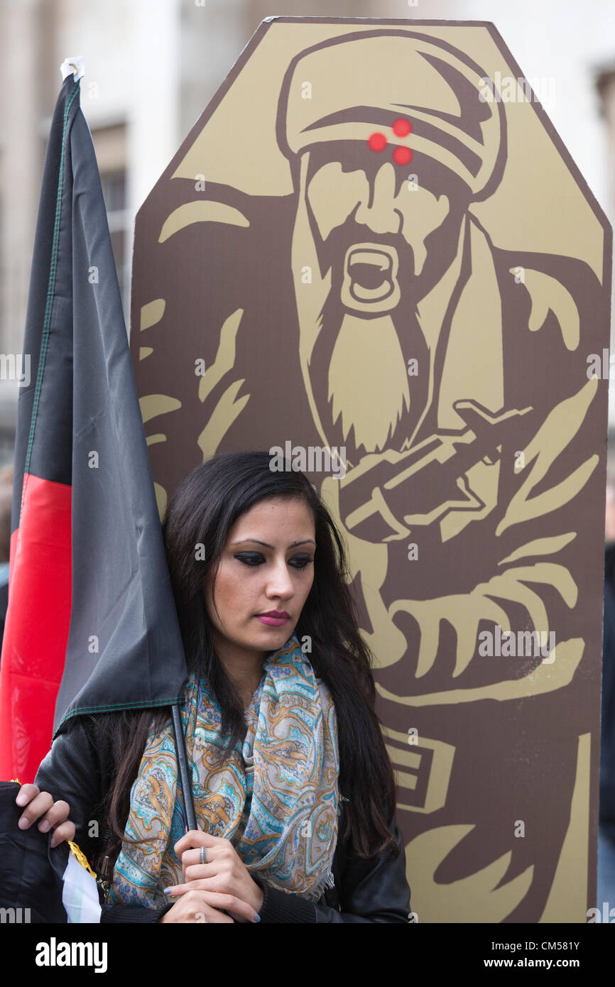 Trafalgar Square, London, UK, Sonntag, 7. Oktober 2012. "Stop the War Koalition" hält eine "Toten" Zeremonie auf den 11. Jahrestag des Beginns des Afghanistan-Konflikts und fordert die Regierung auf die Truppen nach Hause zu bringen. Stockfoto
