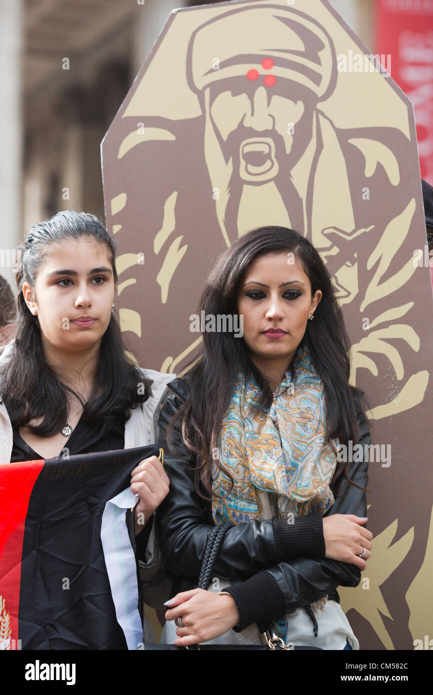 Trafalgar Square, London, UK, Sonntag, 7. Oktober 2012. "Stop the War Koalition" hält eine "Toten" Zeremonie auf den 11. Jahrestag des Beginns des Afghanistan-Konflikts und fordert die Regierung auf die Truppen nach Hause zu bringen. Stockfoto