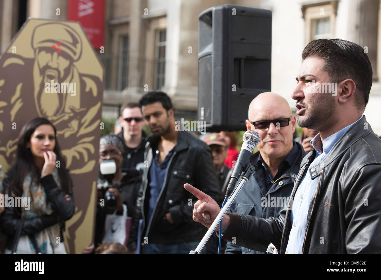 Trafalgar Square, London, UK, Sonntag, 7. Oktober 2012. Afghanischer Mann Hamid Kakar gefordert, bei der Veranstaltung zu sprechen. "Stop the War Koalition" hält eine "Toten" Zeremonie auf den 11. Jahrestag des Beginns des Afghanistan-Konflikts und fordert die Regierung auf die Truppen nach Hause zu bringen. Stockfoto