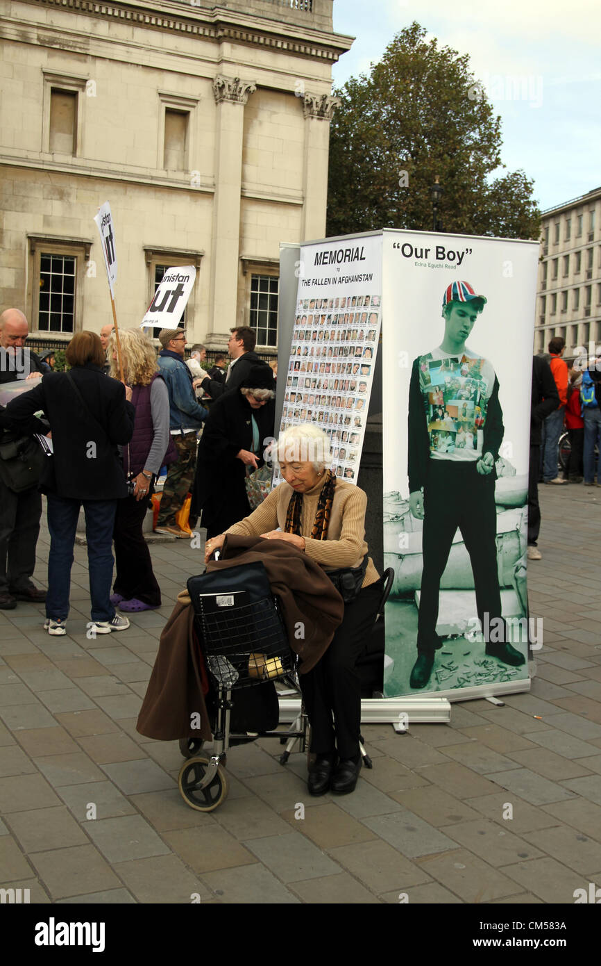 London UK. 7. Oktober 2012. Jahrestag des Beginns des Afghanistan-Krieges - Stop the War Koalition hält eine "Toten" Zeremonie Stockfoto
