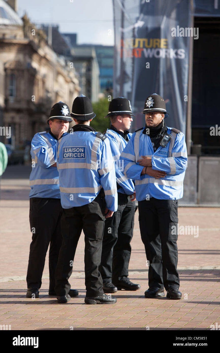 7. Oktober 2012 Birmingham UK. TUC-Kundgebung und Demonstration auf Tory-Partei-Konferenz, Birmingham. Polizei-Verbindungsbeamten im Chat vor der Marsch beginnt. Stockfoto