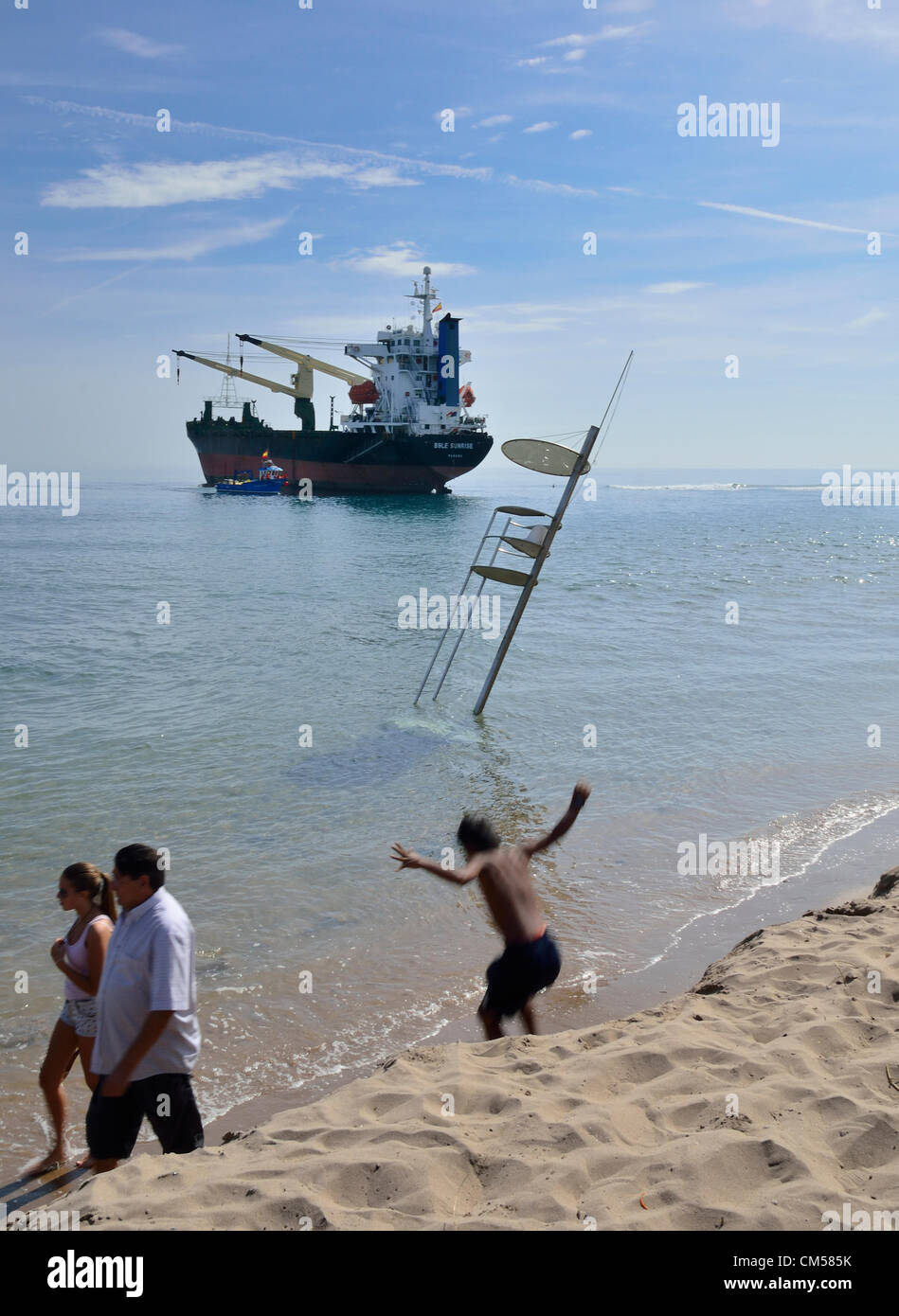 Valencia, Spanien. 7. Oktober 2012. Tausende von neugierigen Besuchern Handelsschiffe gestrandet letzte Woche am Strand Saler in Valencia (Mittwoch, 10. Juli 12) Stockfoto