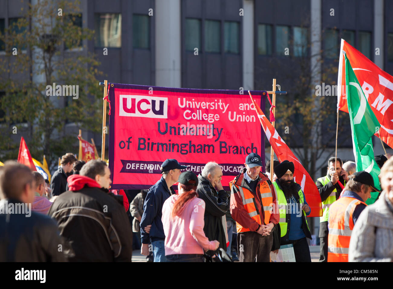 7. Oktober 2012 Birmingham UK. TUC-Kundgebung und Demonstration auf Tory-Partei-Konferenz, Birmingham. University and College Union Banner und RMT Union Flaggen. Stockfoto