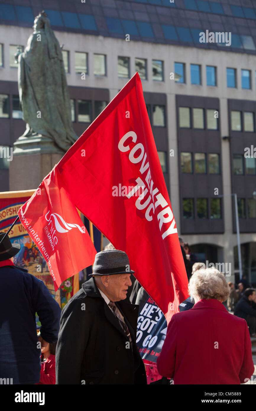 7. Oktober 2012 Birmingham UK. TUC-Kundgebung und Demonstration auf Tory-Partei-Konferenz, Birmingham. Coventry TUC Flagge. Stockfoto