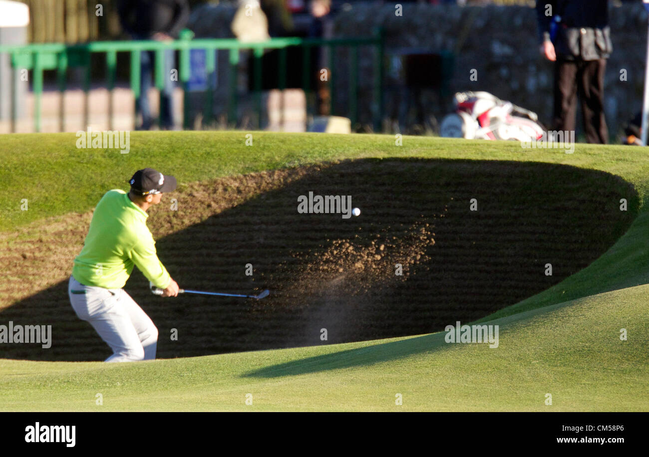 07.10.2012 St. Andrews, Schottland. Fredrik Andersson chips in St Andrews, bei der Alfred Dunhill Championship 2012 aus dem Straßenverkehr Loch Bunker am 17. Stockfoto