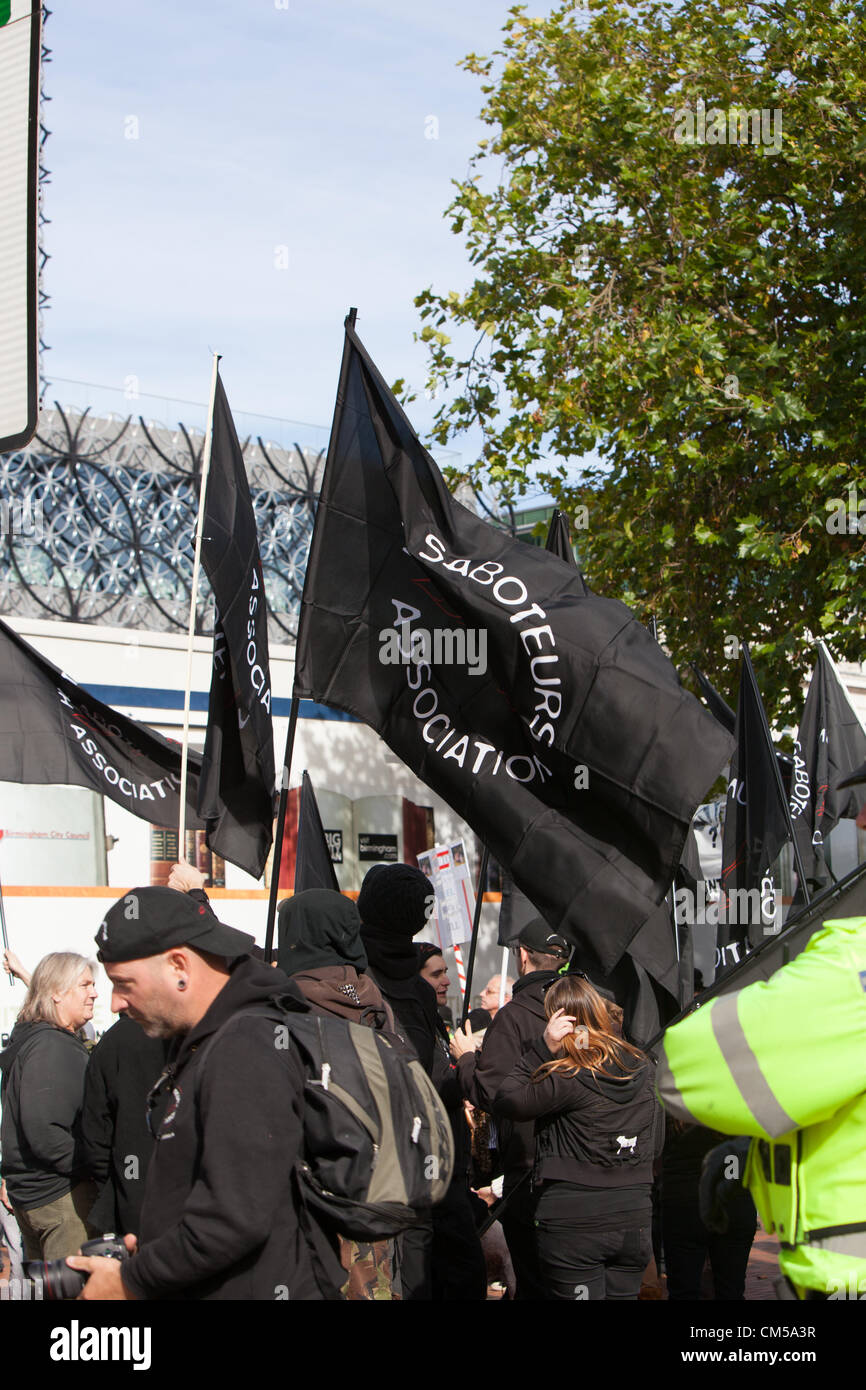 Demonstranten riefen "Shame on you", als Delegierte kamen, um am ersten Tag der Tory-Partei-Konferenz in Birmingham besuchen. Stockfoto