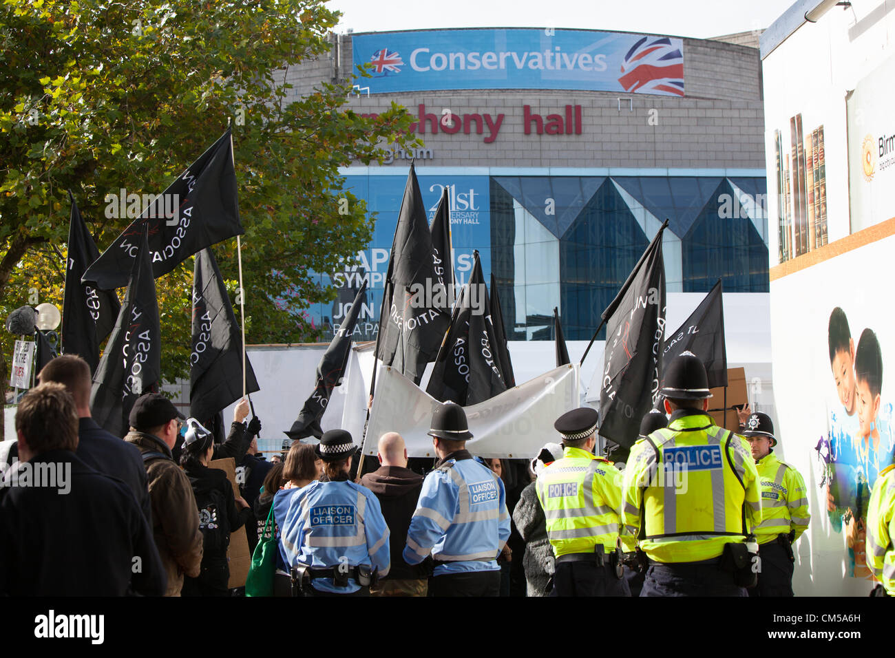 Demonstranten riefen "Shame on you", als Delegierte kamen, um am ersten Tag der Tory-Partei-Konferenz in Birmingham besuchen. Stockfoto