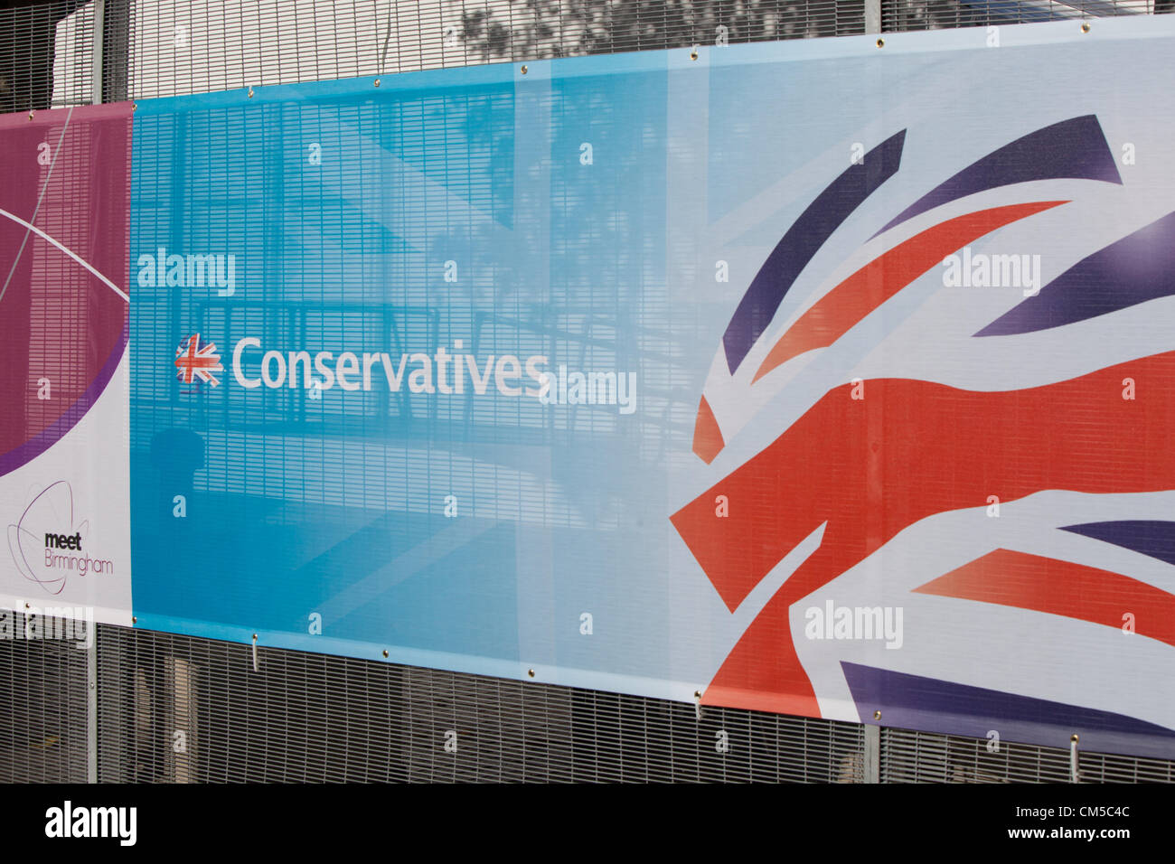 Conservative Party Banner feste Zaun in der Nähe von ICC für ihre Konferenz. Stockfoto