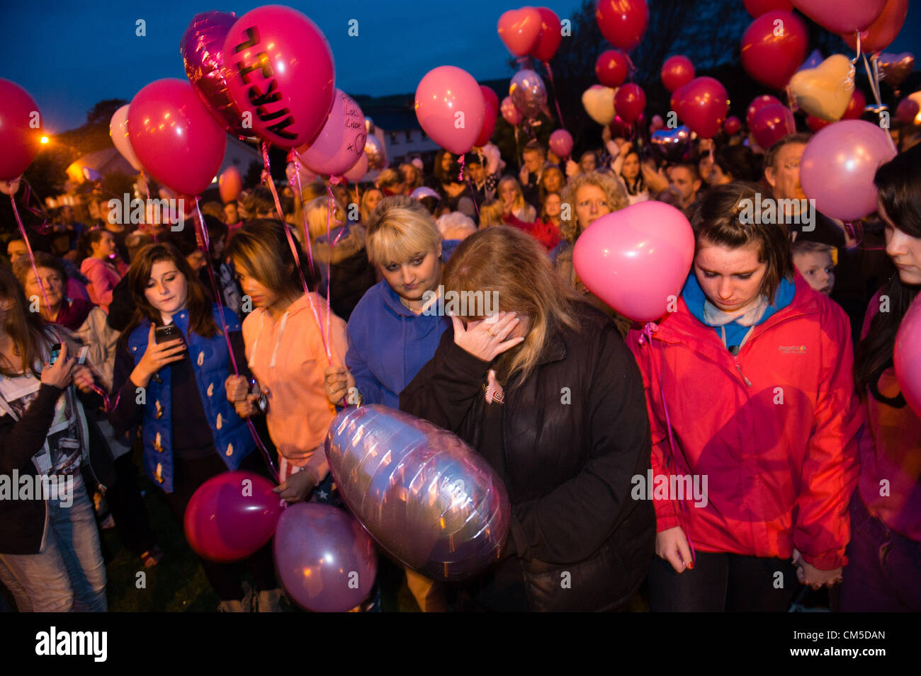 8. Oktober 2012 Aberystwyth Wales UK MAIR RAFTREE, (Mitte) die Patin der fehlenden 5-jährige Mädchen APRIL JONES führt Hunderte von Menschen bei der Freigabe der rosa Luftballons in Erinnerung an das Kind von einem Spielplatz in Penparcau Aberystwyth 46 Jahr alt MARK BRIDGER hat mit ihren Mord angeklagt worden und ist in Untersuchungshaft in Manchester Gefängnis wartet auf seinen Auftritt über Videoverbindung in Caernarfon Crown Court am Mittwoch 10 Oktober Foto © Keith Morris Stockfoto