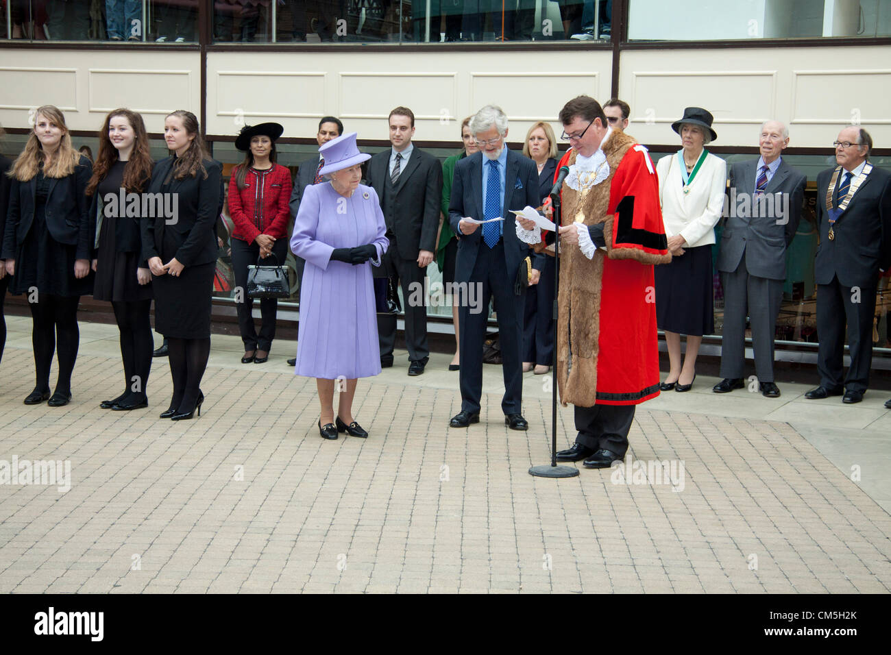 9. Oktober 2012. Windsor UK. Ihre Majestät die Königin besucht der König Edward Shopping Centre in Windsor um den Diamond Jubilee Tribut zu enthüllen. Der Tribut, eine Spirale 60 Kugeln 60 Ohren Jahren Regierungszeit der Königin wurde von 15 Jahre alten lokalen Schulmädchen Caroline Basra entworfen. Stockfoto