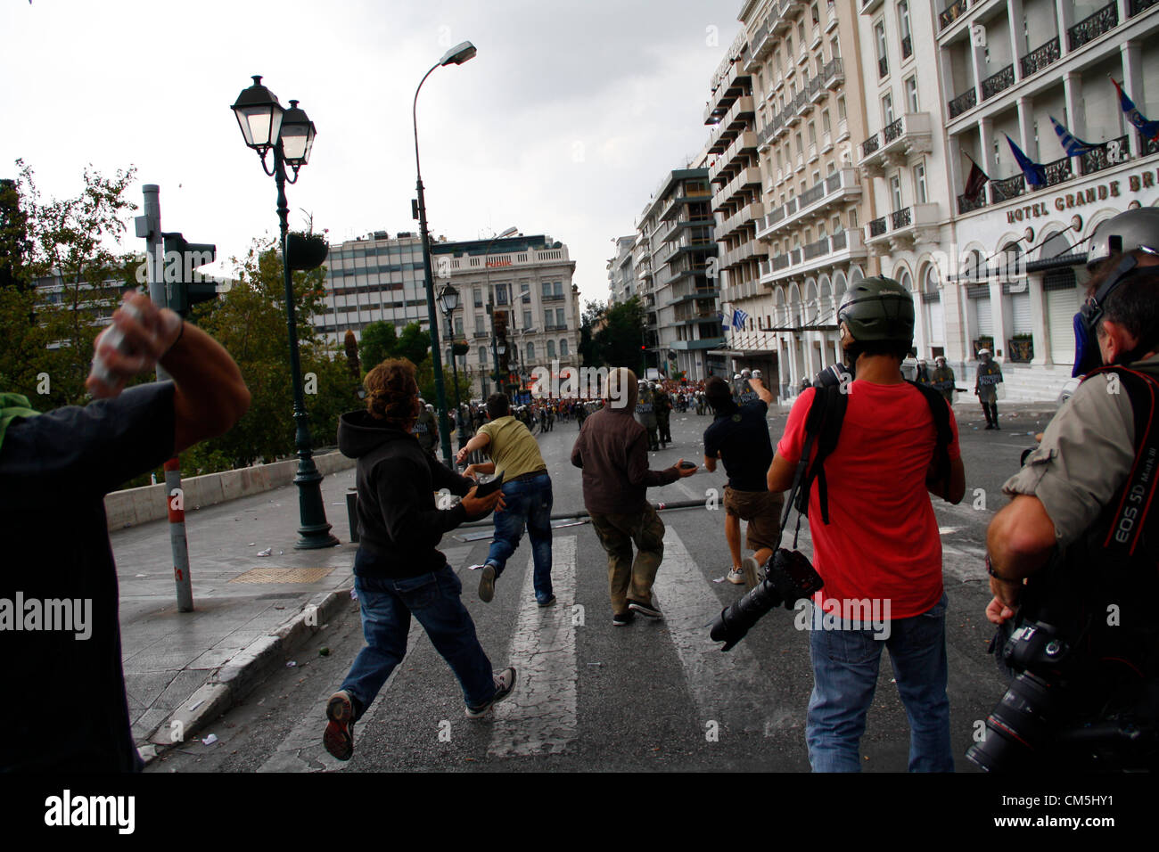 Athen, Griechenland. 9. Oktober 2012. Demonstranten werfen Felsen an Aufruhr Polizisten. Gewalttätige Auseinandersetzungen fand während einer Anti-Merkel-Protest als Bundeskanzlerin Athen im 9. Oktober 2012 besucht. Stockfoto