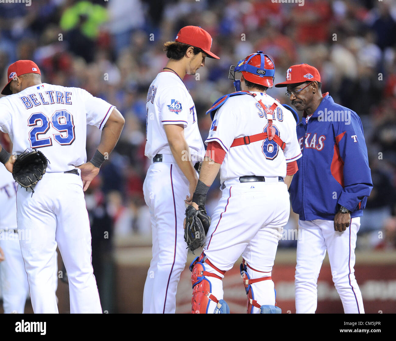 (2L-R) Yu Darvish, Geovany Soto, Ron Washington Manager (Rangers), 5. Oktober 2012 - MLB: Yu Darvish der Texas Rangers wird von Manager Ron Washington im siebten Inning während der American League Wildcard Playoff-Spiel gegen die Baltimore Orioles bei Rangers Ballpark in Arlington in Arlington, Texas, Vereinigte Staaten von Amerika gezogen. (Foto: AFLO) Stockfoto