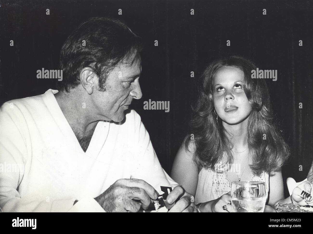 LINDA BLAIR mit Richard Burton auf der Pressekonferenz, den Nachfolger von The Exorcist, Herold genannt The Heretic: Exorzist II. (Kredit-Bild: © Cp/Globe Photos/ZUMAPRESS.com) Stockfoto