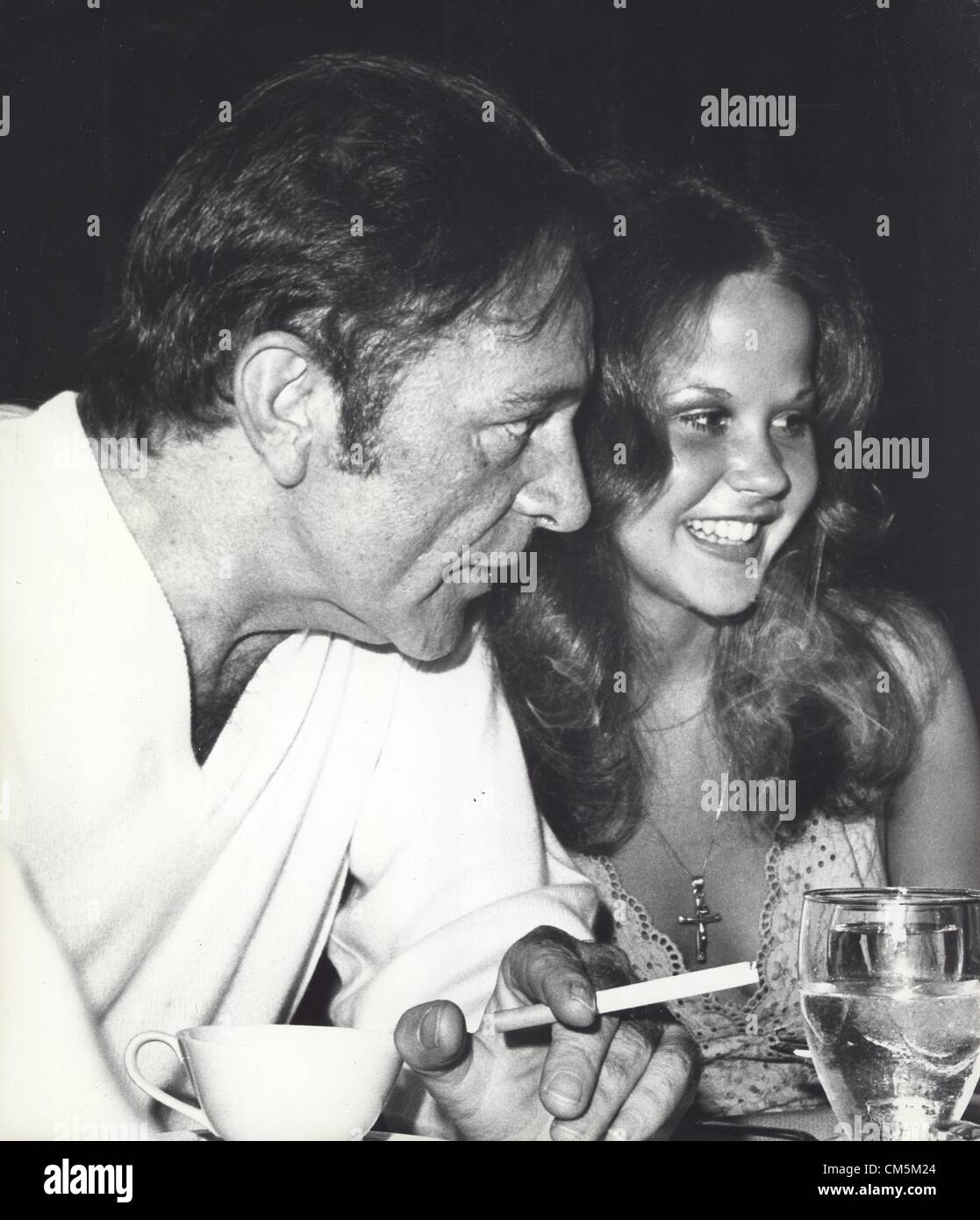 LINDA BLAIR mit Richard Burton auf der Pressekonferenz, den Nachfolger von The Exorcist, Herold genannt The Heretic: Exorzist II. (Kredit-Bild: © Cp/Globe Photos/ZUMAPRESS.com) Stockfoto