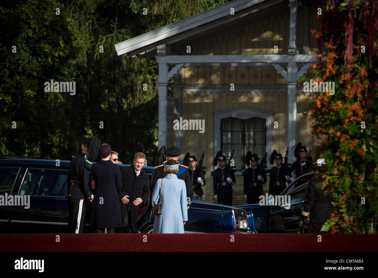 Oslo, Norwegen. 10.10.2012. Der finnische Präsident Sauli Niinsto kommt im Schloss in Oslo. Stockfoto