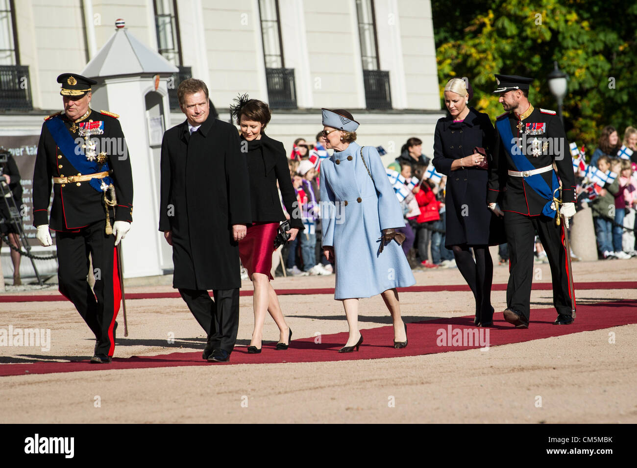 Oslo, Norwegen. 10.10.2012. (V.l.) König Harald gesehen mit dem finnischen Präsidenten Sauli Niinsto Sauli´s Frau Jenni Haukio und Königin Sonja und Kronprinz Haakon Kronprinzessin Mette Marit. Stockfoto