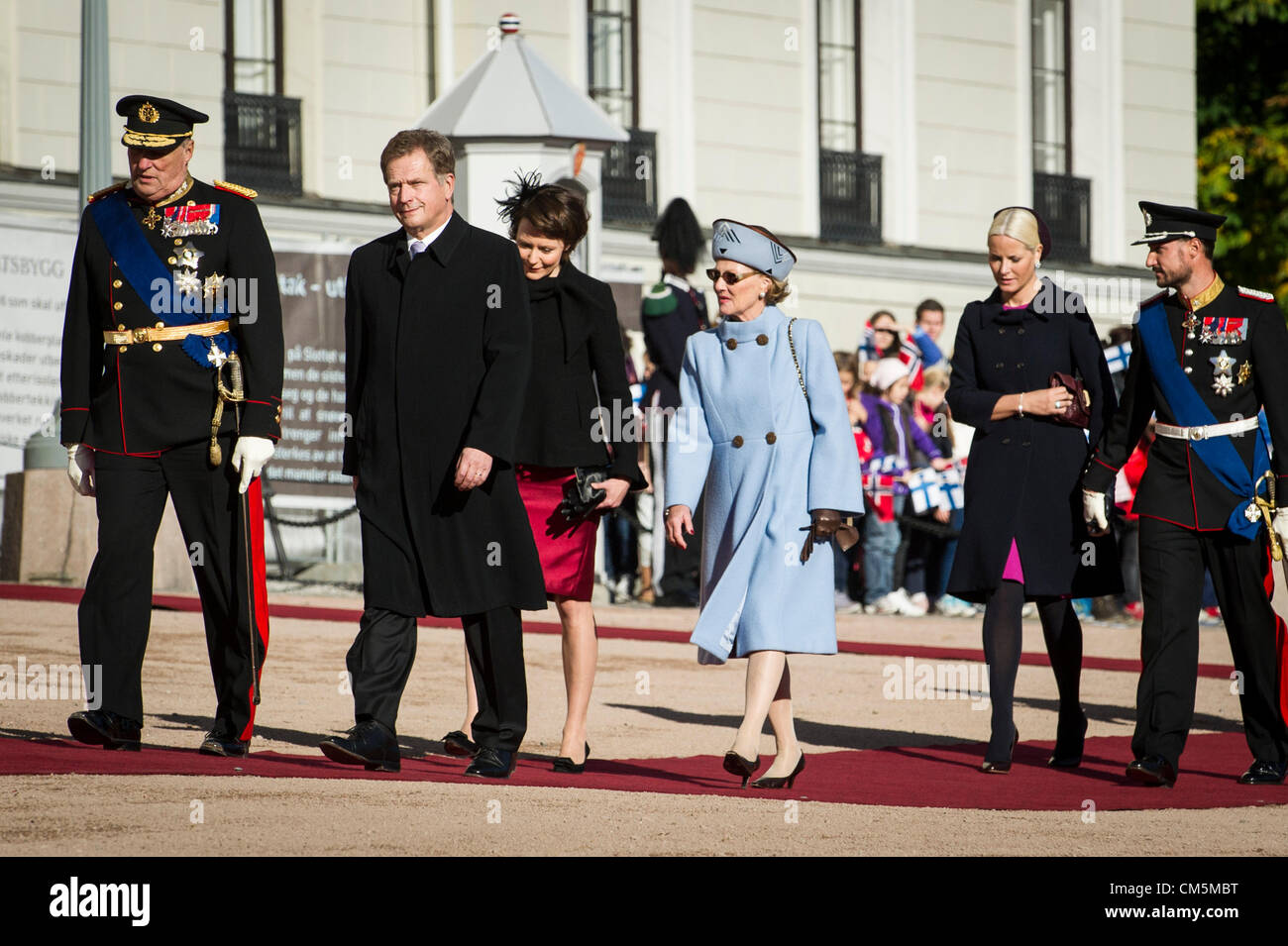 Oslo, Norwegen. 10.10.2012. (V.l.) König Harald gesehen mit dem finnischen Präsidenten Sauli Niinsto Sauli´s Frau Jenni Haukio und Königin Sonja und Kronprinz Haakon Kronprinzessin Mette Marit. Stockfoto