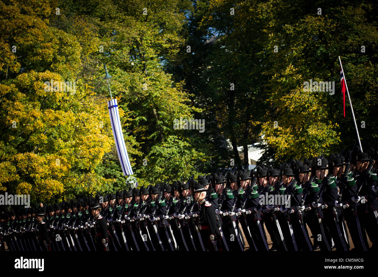 Oslo, Norwegen. 10.10.2012. Der Königs königlichen Garde gesehen aufgereiht außerhalb der Burg während des Staatsbesuchs von Finnland. Stockfoto