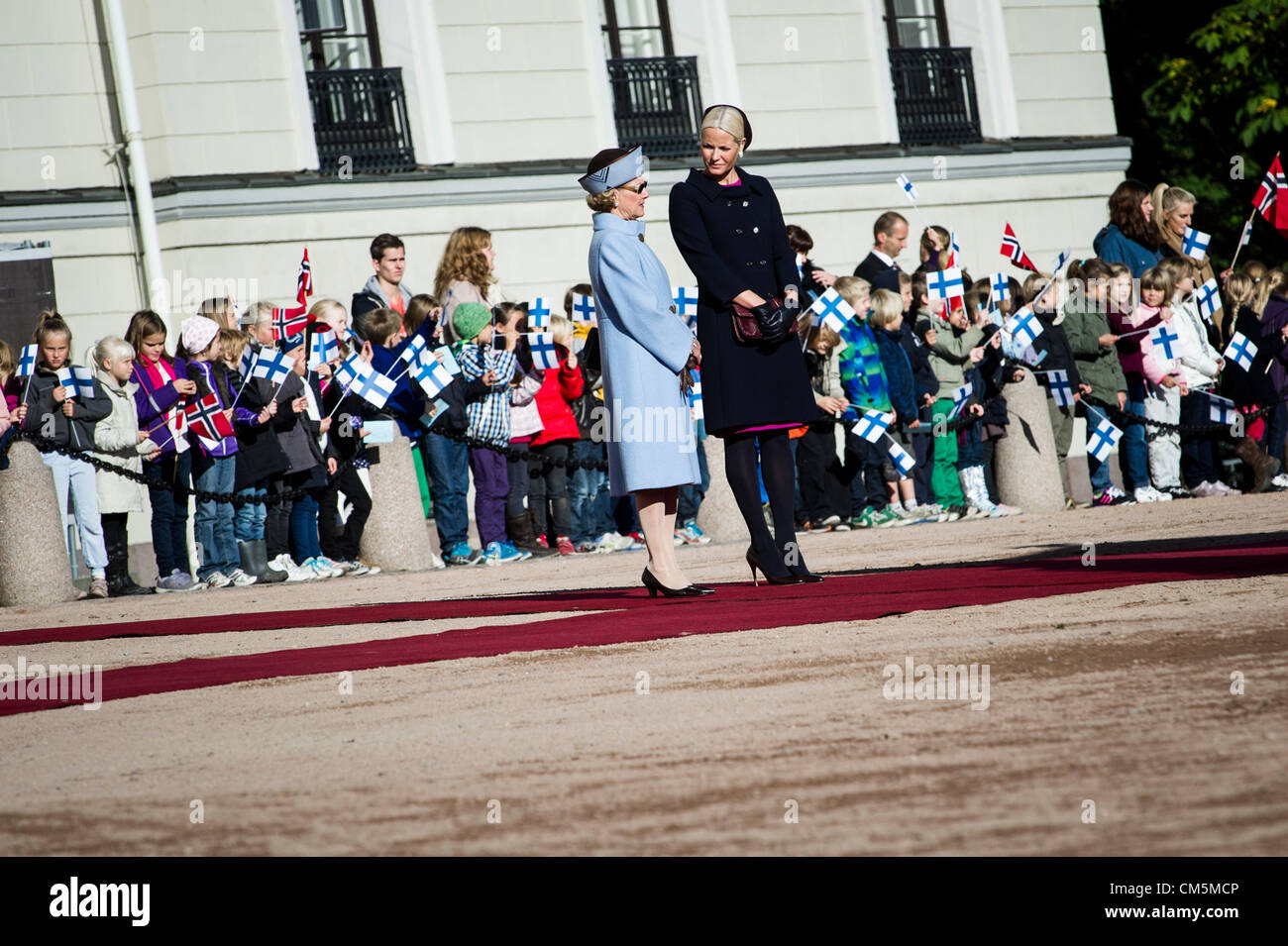 Oslo, Norwegen. 10.10.2012. Königin Sonja und Kronprinzessin Mette Marit gesehen außerhalb der Burg während des Wartens auf den Staat Besuch aus Finnland. Stockfoto
