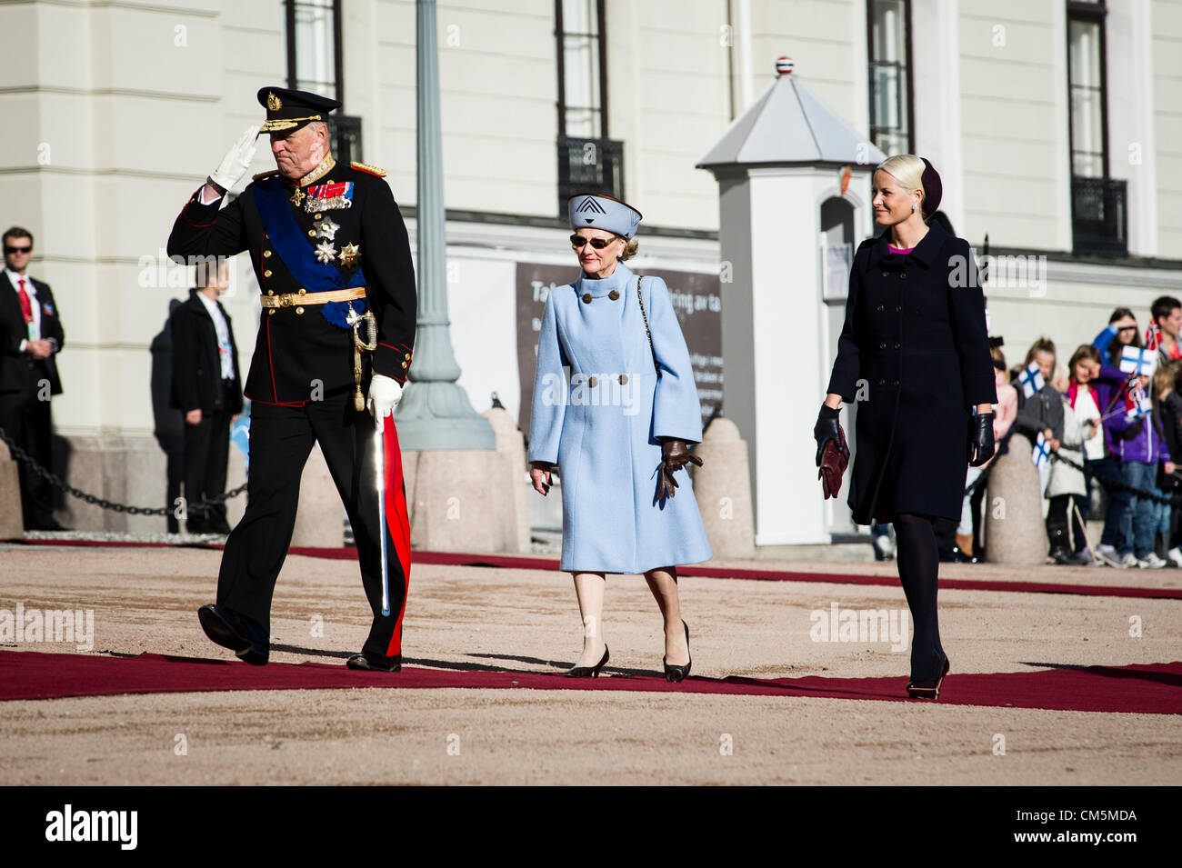 Oslo, Norwegen. 10.10.2012. König Harald gesehen außerhalb der Burg zu Fuß mit Königin Sonja und Kronprinzessin Mette Marit, während des Staats Besuch aus Finnland. Stockfoto