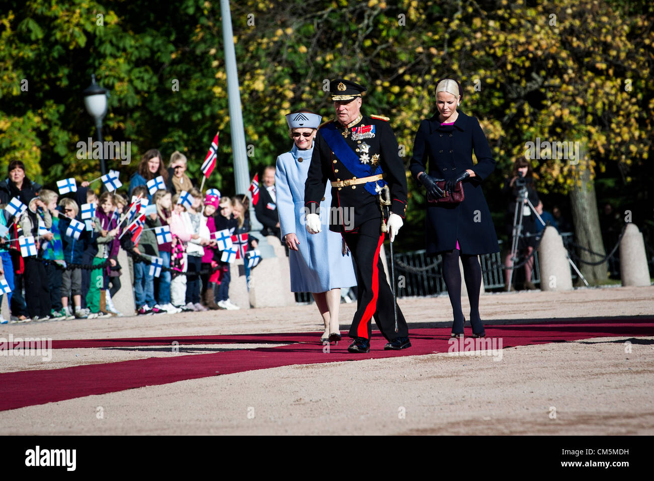Oslo, Norwegen. 10.10.2012. König Harald gesehen außerhalb der Burg zu Fuß mit Königin Sonja und Kronprinzessin Mette Marit, während des Staats Besuch aus Finnland. Stockfoto