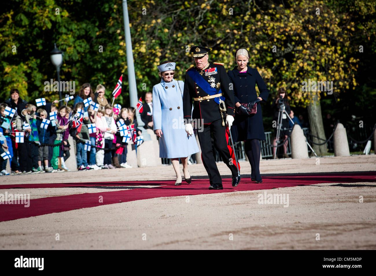 Oslo, Norwegen. 10.10.2012. König Harald gesehen außerhalb der Burg zu Fuß mit Königin Sonja und Kronprinzessin Mette Marit, während des Staats Besuch aus Finnland. Stockfoto