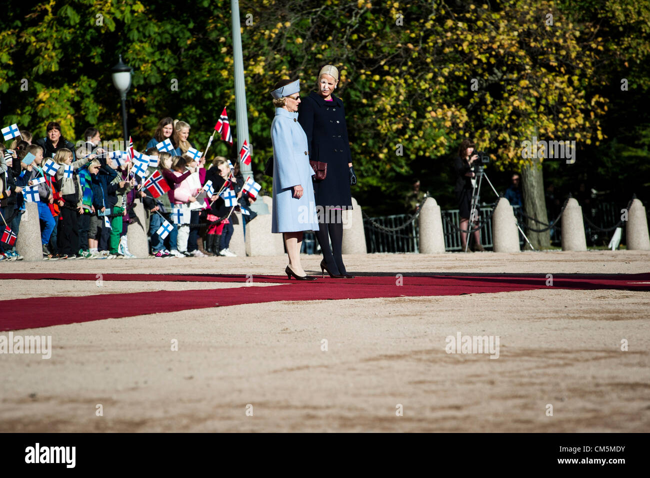 Oslo, Norwegen. 10.10.2012. Königin Sonja und Kronprinzessin Mette Marit gesehen außerhalb der Burg während des Wartens auf den Staat Besuch aus Finnland. Stockfoto