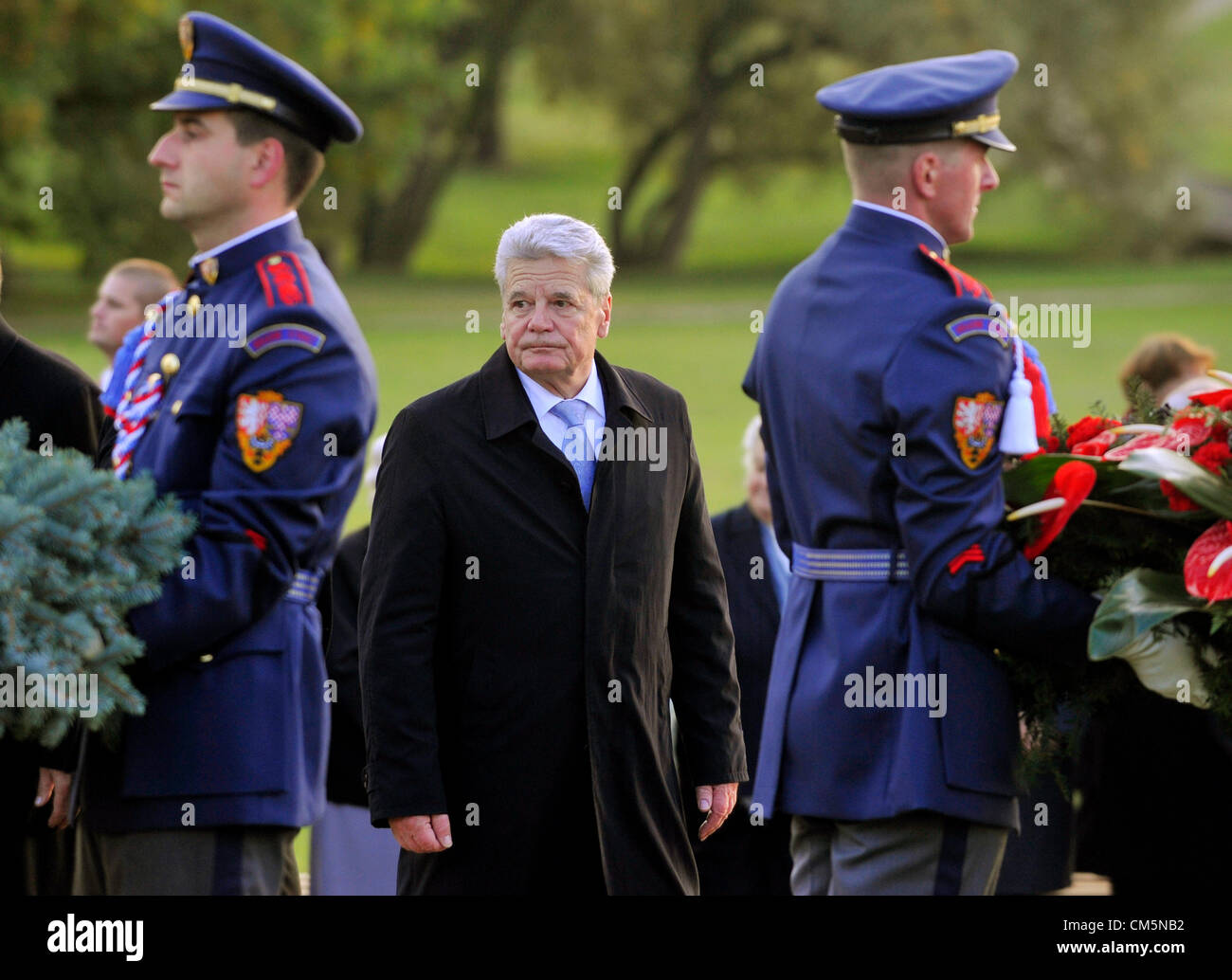 Bundespräsident Joachim Gauck, Zentrum, zahlt Respekt in der Gedenkstätte in das Dorf Lidice, Tschechische Republik, Mittwoch, 10. Oktober 2012. Das Dorf Lidice wurde komplett am 10. Juni 1942 von den Nazis nach dem Attentat auf Reinhard Heydrich von tschechischen Widerstandskämpfern zerstört, die aus England im Fallschirm. Explosionen zerrissen Bauernhäuser im Jahre 1942, alle männlichen 173 männlichen Bewohner wurden an Ort und Stelle hingerichtet, Frauen und Kinder wurden in die Konzentrationslager Ravensbrück und Khelmo geschickt. (CTK Foto/römische Vondrous) Stockfoto