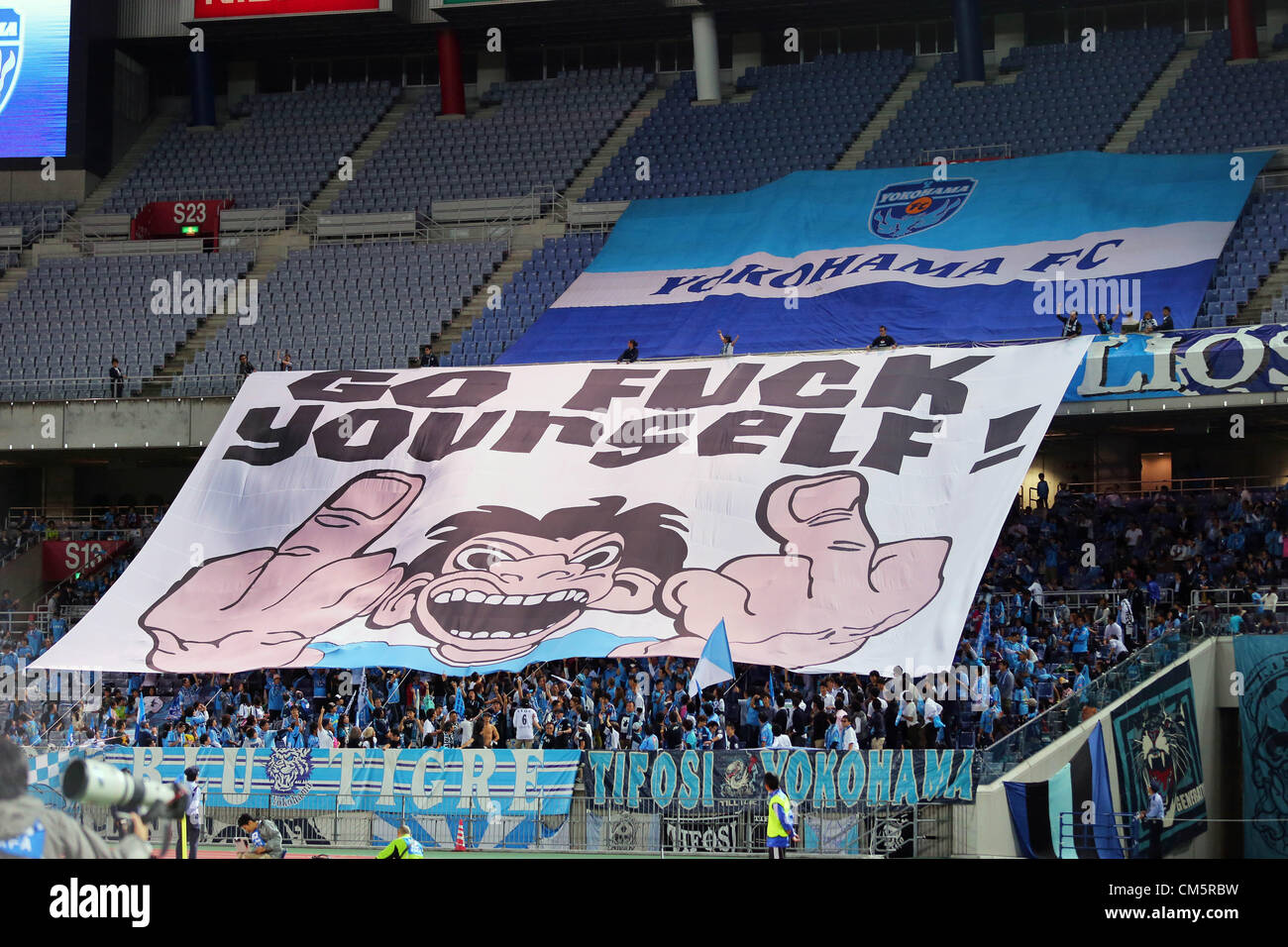 FCYokohama FC-Fans (Yokohama FC), 10. Oktober 2012 - Fußball / Fußball: Yokohama FC Fans erzählen ihren Lokalrivalen besichtigen Sie in ihren besten japanischen Yokohama FC-Fans (Yokohama FC), 10. Oktober 2012 - Fußball / Fußball: Yokohama FC Fans halten ein großes Banner, die darauf abzielen, ihre Rivalen kurz vor dem Start der 92. Kaiser Cup, 3. Runde match zwischen Yokohama F Marinos 2-1 Yokohama FC NISSAN Stadium , Kanagawa, Japan. Shunsuke Nakamura, früher von Celtic, erzielte zwei Freistöße wie Yokohama F Marinos gewann das Spiel mit 2: 1. (Foto von Daiju Kitamura/AFLO SPORT) [1045] Stockfoto