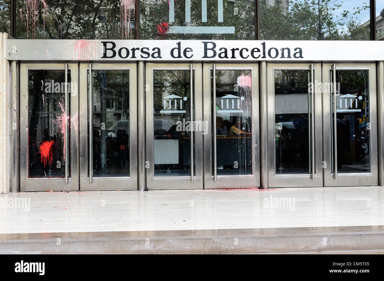 Barcelona, Spanien. 11. Oktober 2012. Farbe-Bomben sind gegen die Börse von Barcelona während eine Studenten-Demonstration gegen Sparmaßnahmen und Privatisierung im Bildungsbereich ausgelöst. Stockfoto
