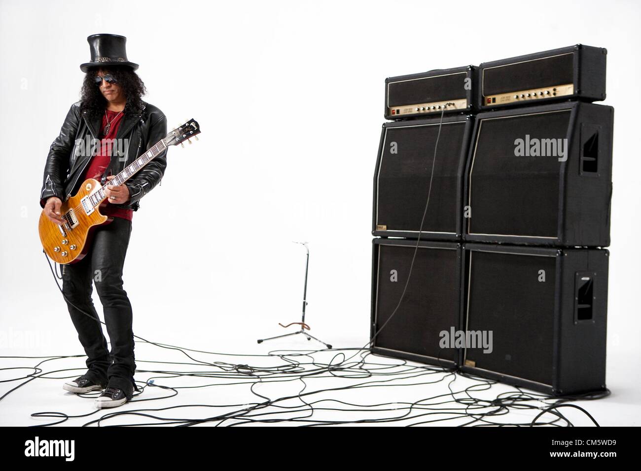 4. Januar 2012 - Los Angeles, Kalifornien, USA - Gitarrist SLASH aka SAUL HUDSON während ein Video schießen Porträt-Session in Los Angeles. Slash ist am besten bekannt als der ehemalige Lead-Gitarrist der Rockband Guns N' Roses, mit denen er weltweit in den späten 1980er und frühen 1990er Jahren Erfolge. (Kredit-Bild: © Brian Lowe/ZUMAPRESS.com) Stockfoto