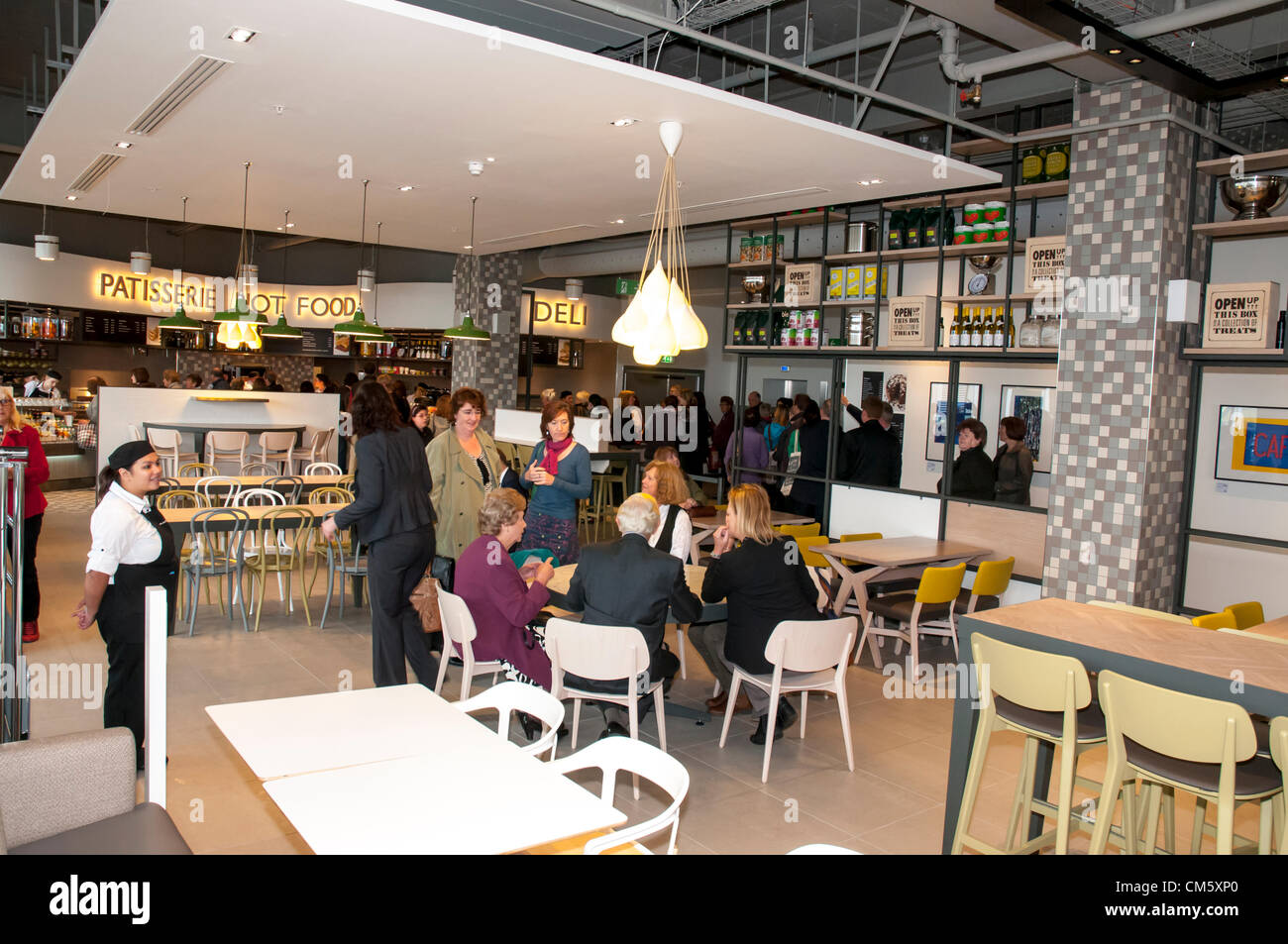 Exeter, UK. 12. Oktober 2012. Das Café im neuen Store John Lewis während der Eröffnung des John Lewis in Exeter, UK. Bildnachweis: Clive Chilvers / Alamy Live News Stockfoto