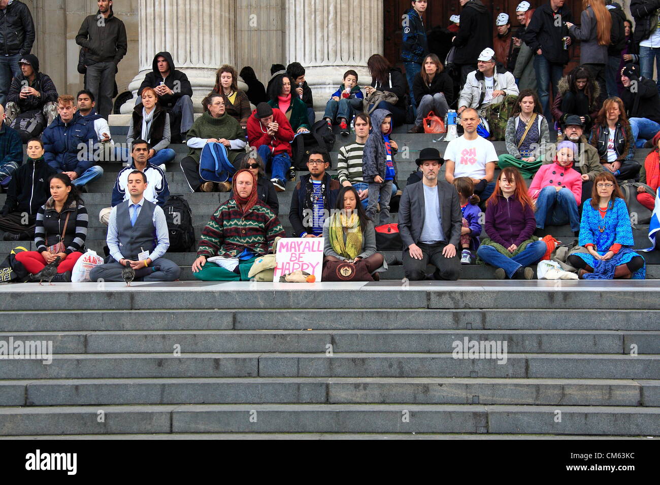 London, UK. Samstag, 13. Oktober 2012. Mark den ersten Jahrestag ihrer Besetzung der St. Pauls zu besetzen. Etwa 200 Menschen stellte sich heraus zum Kennzeichnen des Ereignisses bringt Ihnen Banner und die jetzt allgemein gesehen V-Maske. Stockfoto