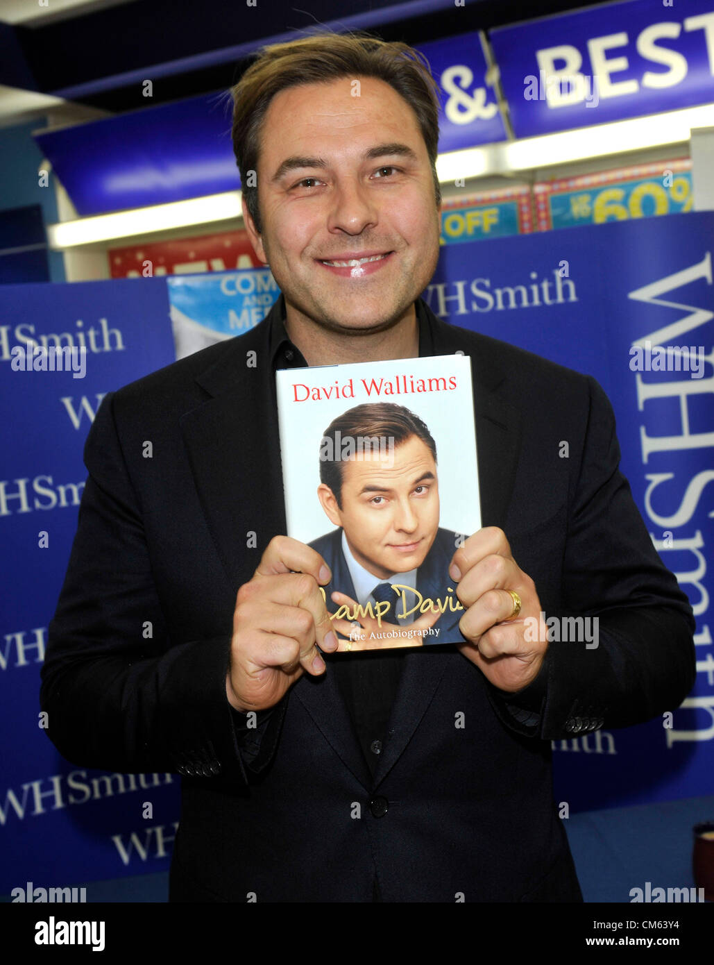 13. Oktober 2012. David Walliams Unterzeichnung seiner Autobiografie "Camp David" in Milton Keynes, UK. Stockfoto 13. Oktober 2012. David Walliams Unterzeichnung seiner Autobiografie "Camp David" in Milton Keynes, UK. Stockfoto