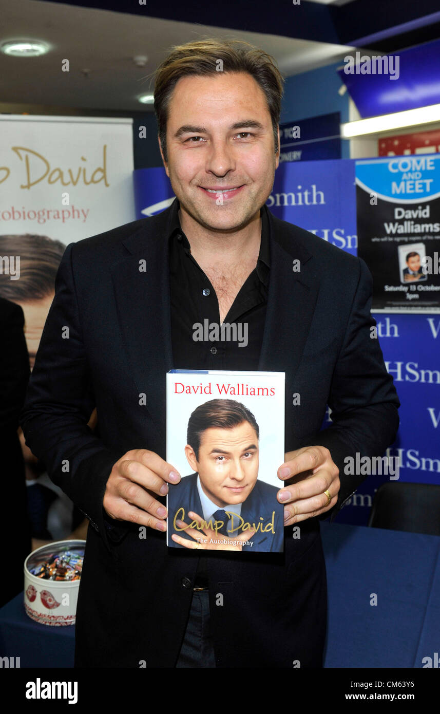 13. Oktober 2012. David Walliams Unterzeichnung seiner Autobiografie "Camp David" in Milton Keynes, UK. Stockfoto 13. Oktober 2012. David Walliams Unterzeichnung seiner Autobiografie "Camp David" in Milton Keynes, UK. Stockfoto
